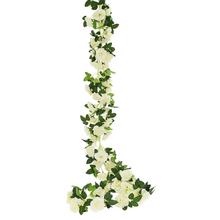 Umělá girlanda s krémovými růžemi a zelenými listy.