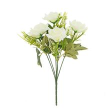 Umělá kytice bílých růží s drobnými květy a zelení.