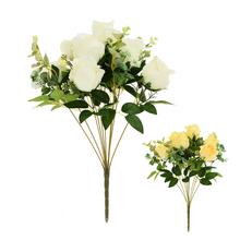 Kytice umělých růží a eukalyptu s mixem zeleně.