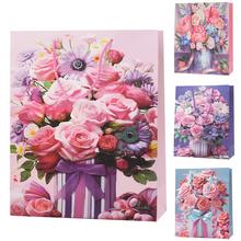 Dárková taška s kyticí růžových květů.