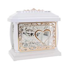 Bílý lampion srdce s rámečkem a listy.