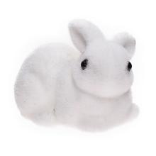 Bílý ležící zajíček z polystyrenu.