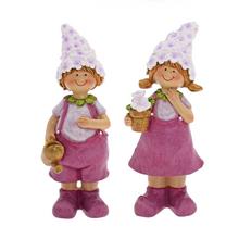 Růžovo-fialové dekorace s postavičkami dětí.