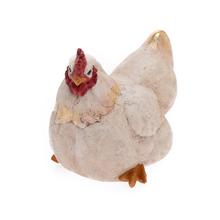 Bílá a béžová dekorativní slepice.