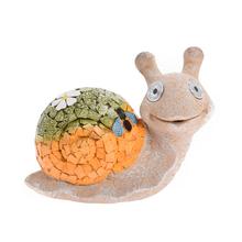 Dekorativní šnek se solární energií v šedých, oranžových a zelených barvách.