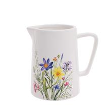 Bílý džbán s květinovým vzorem.