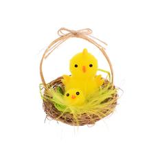 Žlutá kuřátka v hnědém košíku