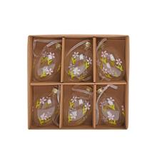 Sada skleněných vajíček s květinovým vzorem.