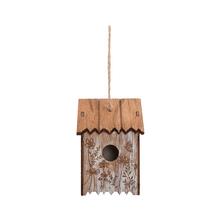 Dřevěný závěsný ptáček s květinovým vzorem.