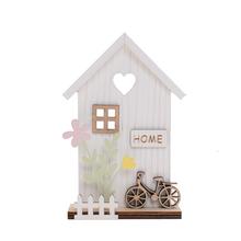 Dřevěný domeček s bicyklem a květinami.