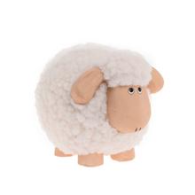 Bílá keramická ovečka s jemným povrchem.