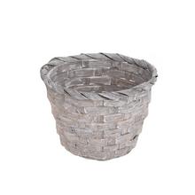 Šedý proutěný obal s výškou 13,5 cm a průměrem 10 cm.