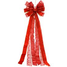 Červená mašle s dlouhými stuhami na vánoční dárky.