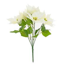 Umělá kytice vánoční bílé růže se zelenými listy.