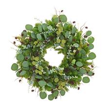 Věnec z umělých květin s čečinou a eukalyptem.