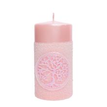 Růžová svíčka s motivem stromu štěstí.