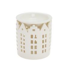 Bílá aromalampa ve tvaru domečku z porcelánu.