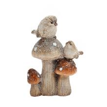 Dekorace houb s ptáčky v bílé a oranžové barvě.