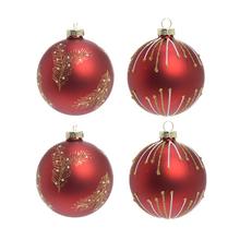 Sada čtyř červených skleněných vánočních koulí s dekorativním vzorem.