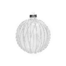 Skleněná vánoční koule s bílým vzorem.