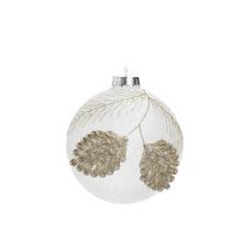 Skleněná vánoční koule s dekorací ve zlaté barvě.