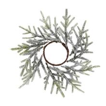 Zelený zasněžený věnec z čečiny o průměru 27 cm.