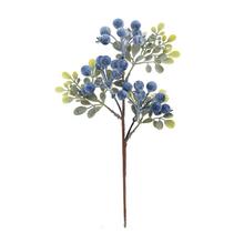 Umělé květiny s modrými šípky a zelenými listy.