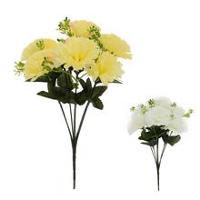 Kytice karafiát mix s červenými, bílými a žlutými květy.