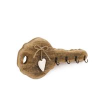 Pouzdro na klíče ve tvaru klíče s dekorativním srdíčkem.