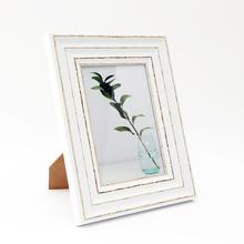 Antický bílý rámeček na fotografie o rozměrech 5x7 cm.