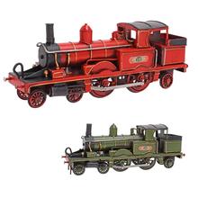 Model vlaku v červené a zelené barvě.