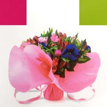 Růžová dárková taška s květinovou aranžmá.