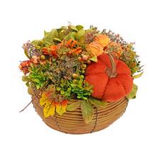 Umělá kytice s dýní v košíku