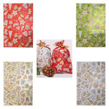 Vánoční dárkové tašky s různými vzory.