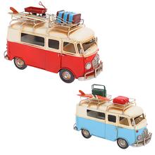 Kovový deko KARAVAN v modro-bílé barvě s detaily na střeše.