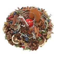 Vánoční aranžmá s dekoracemi a svíčkou.