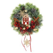 Vánoční aranžmá s domečkem a dekoracemi.