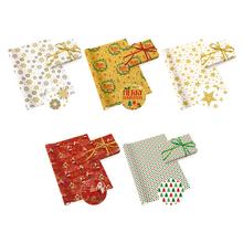 Vánoční balicí papíry v různých barvách a vzorech.