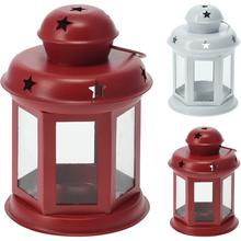 Vánoční lampáš v červené a bílé barvě s hvězdami.