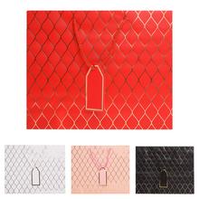 Dárková taška M s různými vzory.