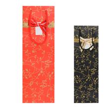 Dárková taška na víno se zlatým ornamentem.