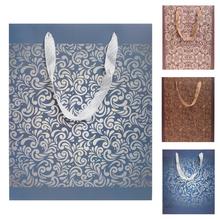 Dárková taška M s různými vzory.