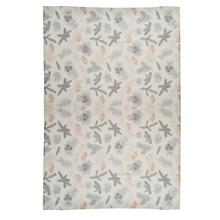 Ubrus s vzorem čečinky a šišek v krémové, zelené a zlaté barvě.