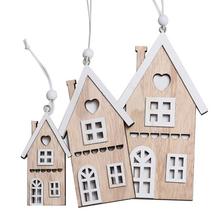 Sada dřevěných domečků v přírodní barvě.