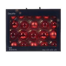 Sada červených skleněných vánočních koulí.