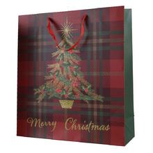 Vánoční papírová taška s motivem stromečku a nápisem Merry Christmas.