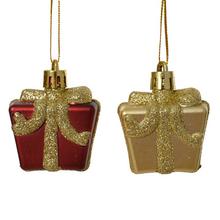 Ozdoba ve tvaru dárku v červené a zlaté barvě.