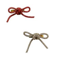 Ubrouskové kroužky v červené a zlaté barvě.