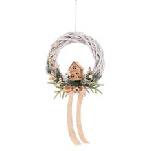 Vánoční aranžmá s dřevěným domečkem a dekoracemi.