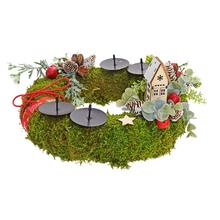 Vánoční aranžmá s přírodními dekoracemi a svícnem.